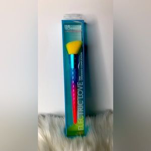 Real Techniques Limited Edition Electric Love Angled Makeup Brush - 046